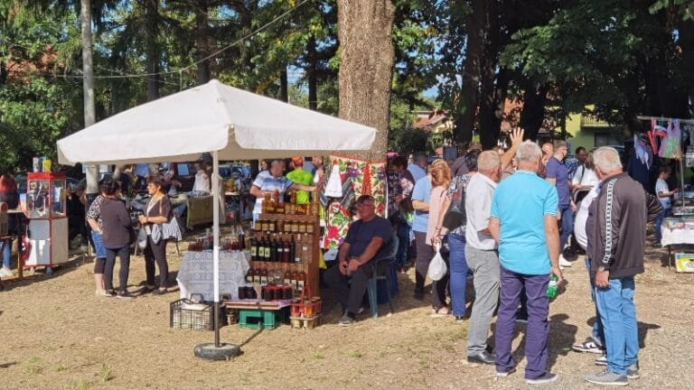 Okupljanje uz kuvanje pekmeza u Melnici