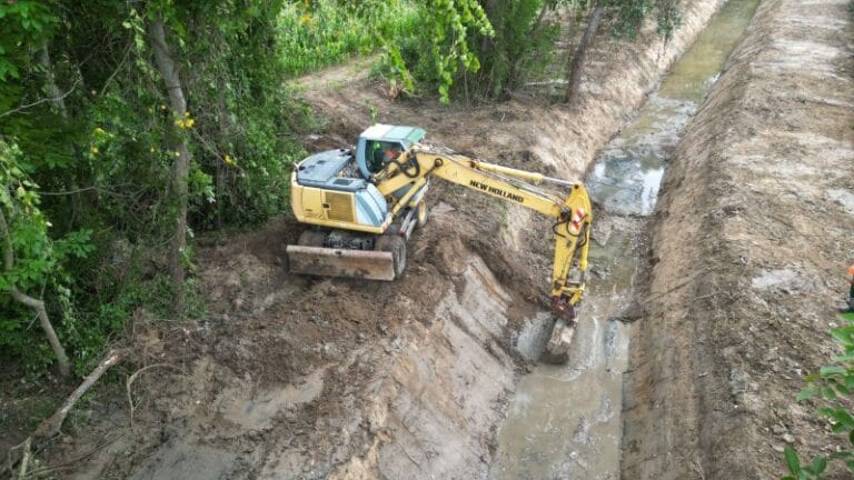 U toku uređivanje potoka u Dobrnju