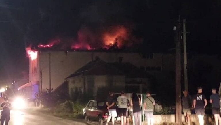 Sinoć izbio požar u trgovinskom centru u Petrovcu na Mlavi