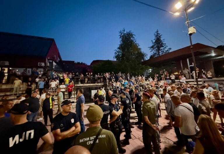 Protest u Smederevu – kordon policije razdvajao suprotstavljene građane