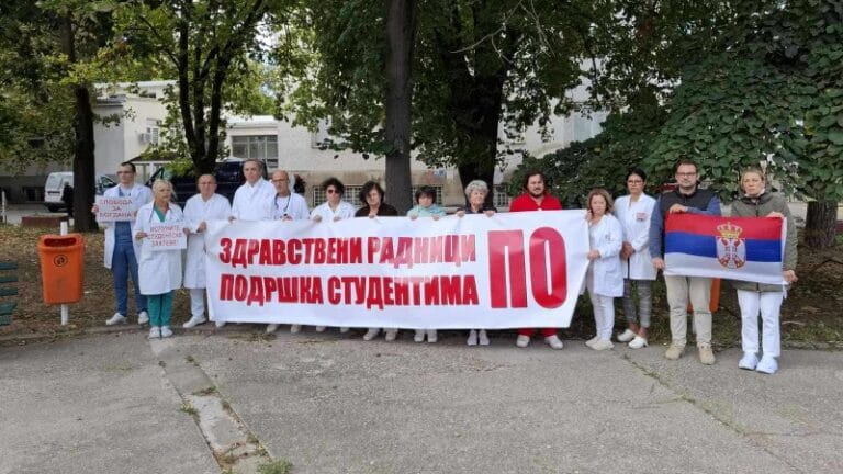 Tišina i ovog petka ispred bolnice