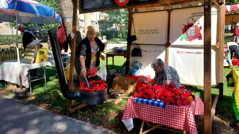 Gradom se širi miris paprika (FOTO, VIDEO)