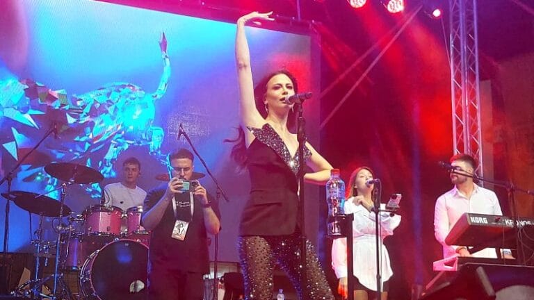 Kraj muzičkog dela LJKI i transparent u Tabačkoj čaršiji