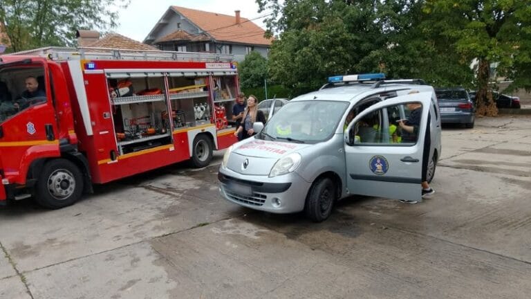 Mališani u poseti vatrogascima u Požarevcu