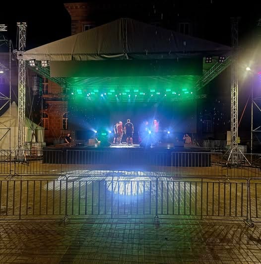 Građani sprečili Karleušin koncert za Smederevsku jesen (FOTO- VIDEO) 2 dupla ograda