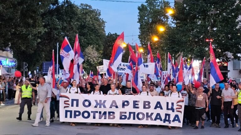 Dva suprotstavljena skupa građana