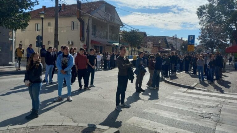 Gimnazijalci odali poštu nastradalima