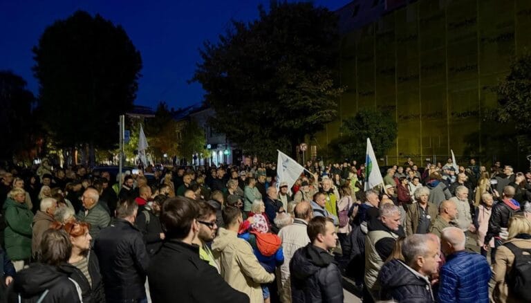 U Smederevu privedeni aktivisti Tvrđave na protestu protiv transporta gasa, umalo sukob građana i policije (FOTO- VIDEO)