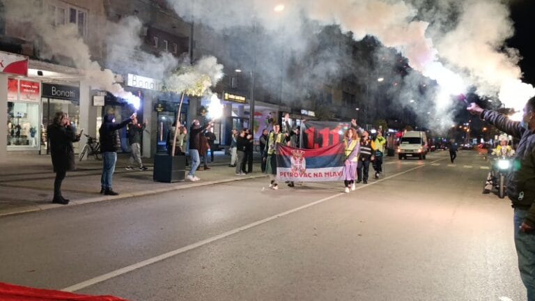 Topla dobrodošlica šetačima iz Petrovca — baklje, aplauzi, vatromet i kolo (FOTO, VIDEO)