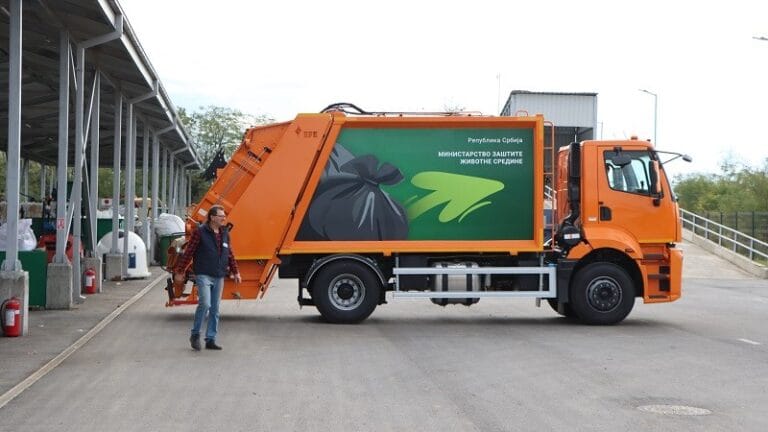 Opštini Petrovac na Mlavi uručen kamion za prikupljanje otpada