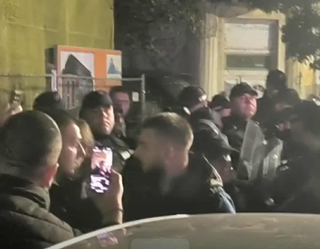 U Smederevu privedeni aktivisti Tvrđave na protestu protiv transporta gasa, umalo sukob građana i policije (FOTO- VIDEO) 4 Privodjenje Nikole Krstica