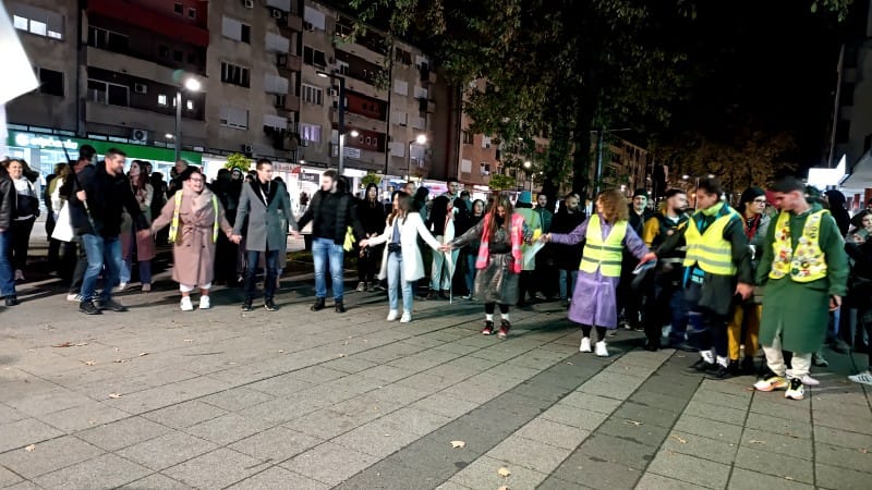 Topla dobrodošlica šetačima iz Petrovca — baklje, aplauzi, vatromet i kolo (FOTO, VIDEO) 4 Studenti PT 5