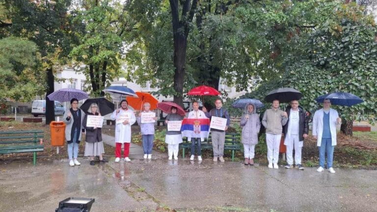 Uprkos kiši: Odata počast u dvorištu bolnice