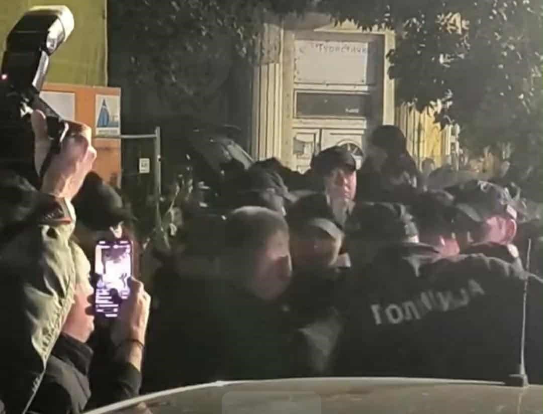 U Smederevu privedeni aktivisti Tvrđave na protestu protiv transporta gasa, umalo sukob građana i policije (FOTO- VIDEO) 3 guranje 1