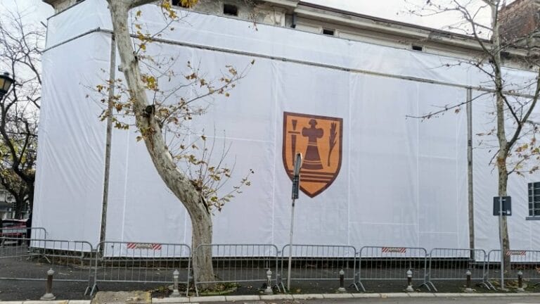 Dom vojske prekriven banerom