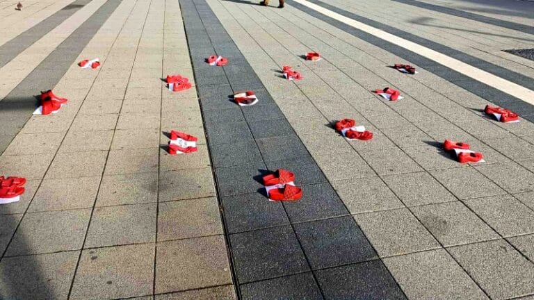 Crvene cipele u Požarevcu – opomena i glas onih koje više ne čujemo