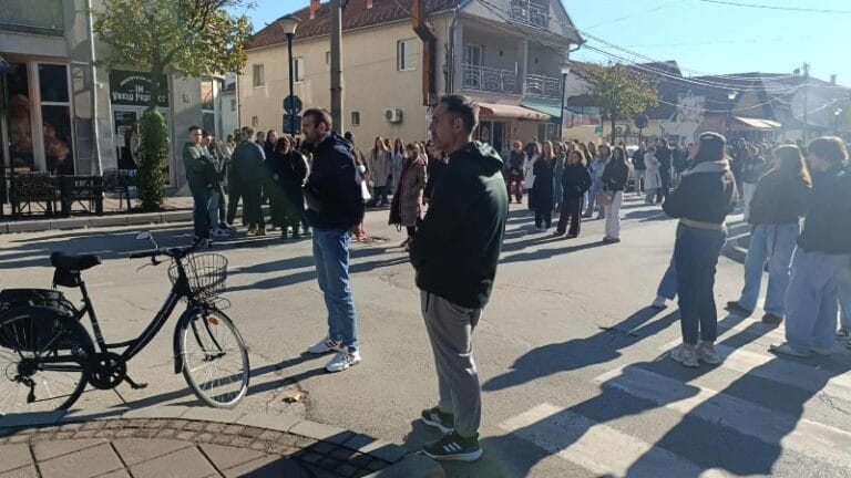 Skup podrške i sećanja: Počast žrtvama kod gimnazije