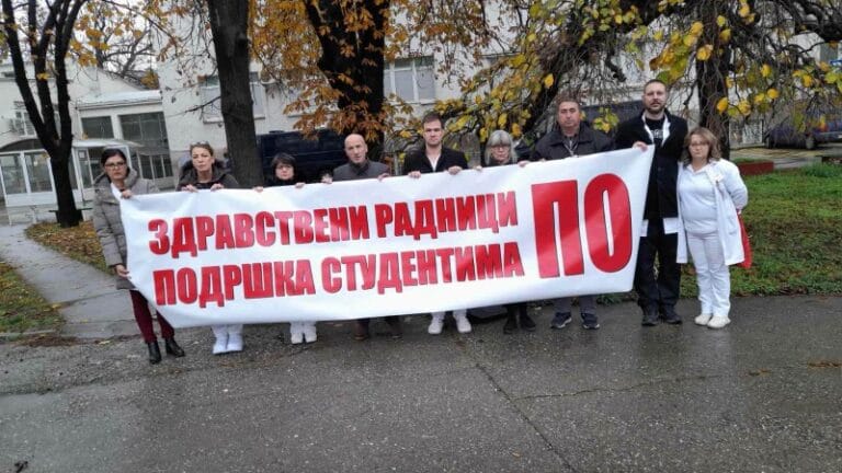 Uprkos kiši: Još jedna tišina u dvorištu bolnice