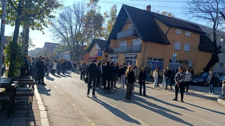 Tišina, još jednom kod škole