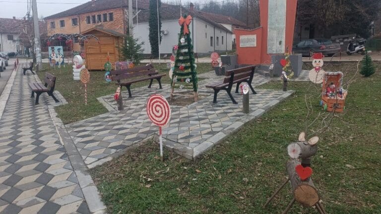 Meštani ukrasili selo za novogodišnje praznike