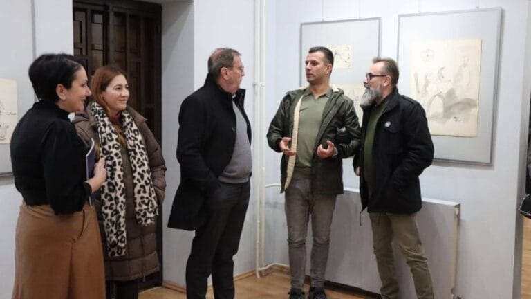 Otvorena izložba „Između stihova i smeha“ u Petrovcu