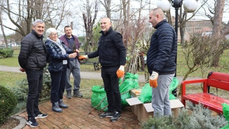Ljubiteljima zelenila podeljene sadnice smrče, lipe i ruža