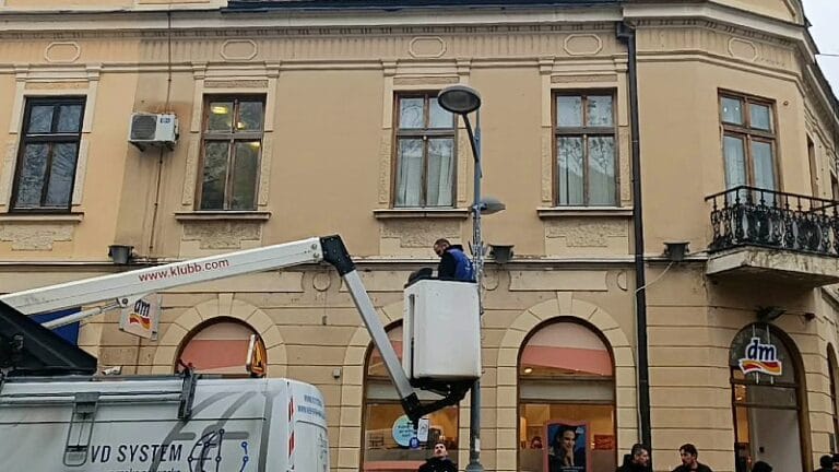 U toku montaža novogodišnje rasvete