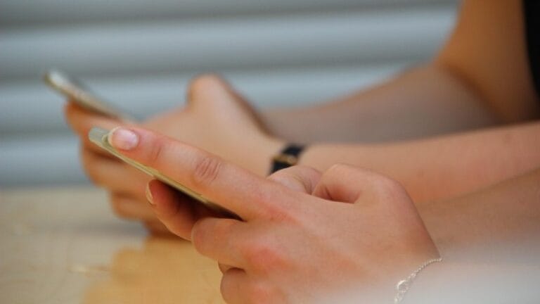 Najavljen zakon o zabrani upotrebe mobilnih telefona u školama