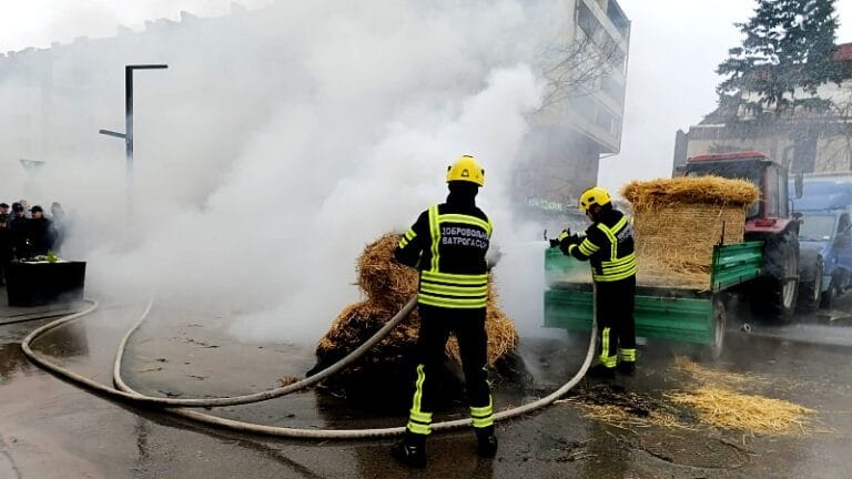 Defile i pokazna vežba u centru grada (VIDEO)
