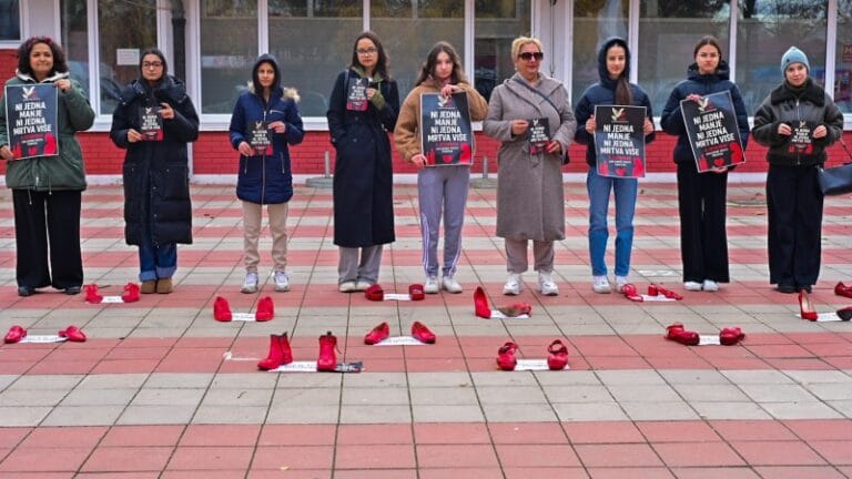 U Kostolcu performans protiv femicida