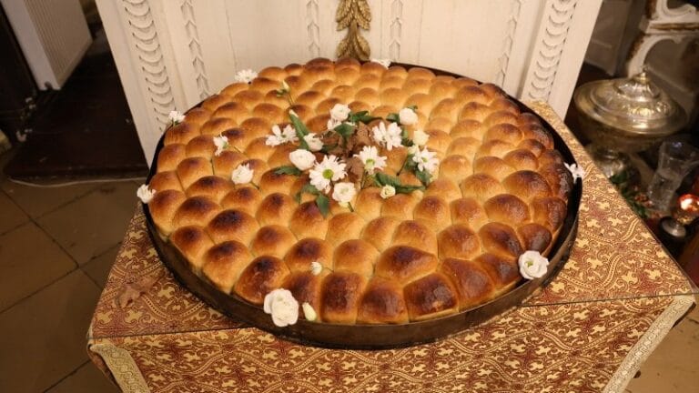 Božićno jutro u Velikom Gradištu uz liturgiju i česnicu sa darovima