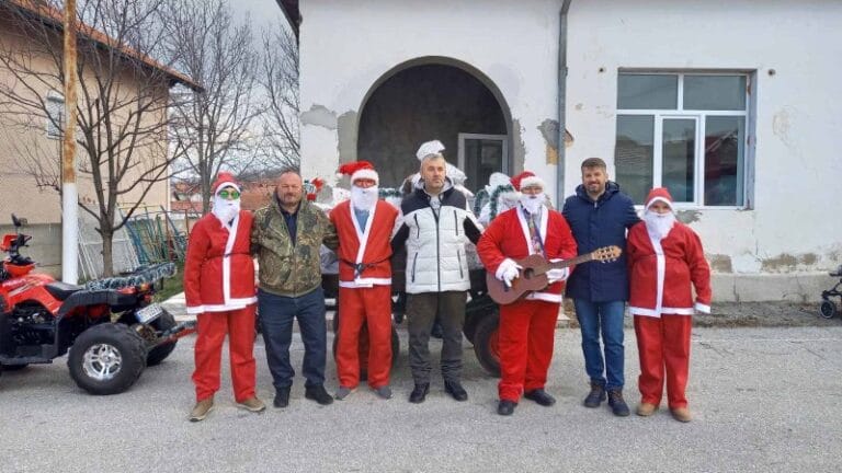 Dodeljeni novogodišnji paketići učenicima Osnovne škole u Vezičevu