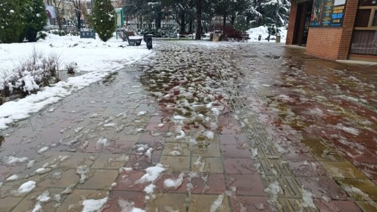 Na putevima širom Srbije sneg u raskvašenom stanju