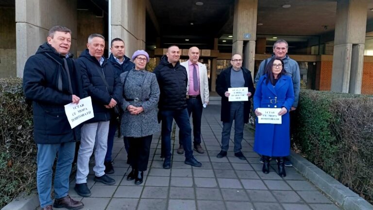 Protest ispred Višeg suda u Požarevcu zbog „Mrdićevih zakona“