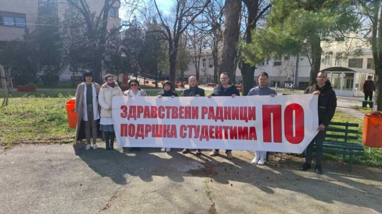 Odata počast i ovog petka u dvorištu bolnice