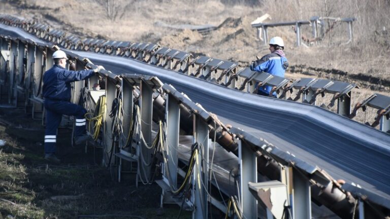 Iz Vulkanizerske službe PK „Drmno“: fabrika pod vedrim nebom