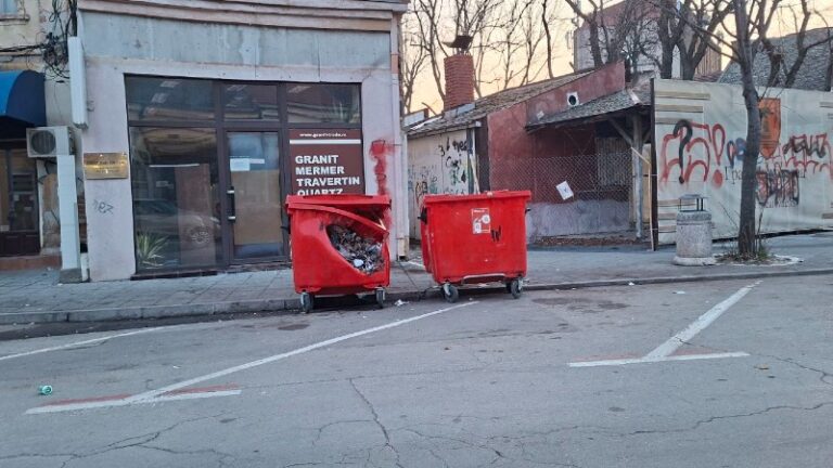 Goreo kontejner u centru Požarevca