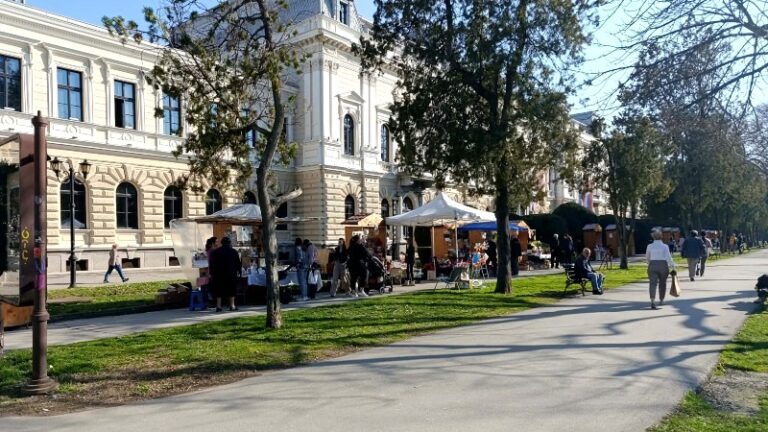 Počela osmomartovska prodaja u parku