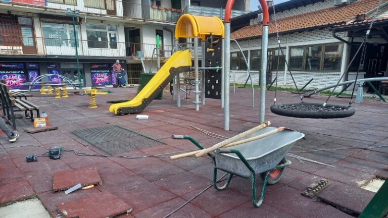 Sanacija dečjih igrališta u Petrovcu na Mlavi