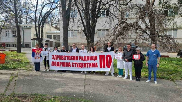 Tišina i dalje istrajava u dvorištu bolnice