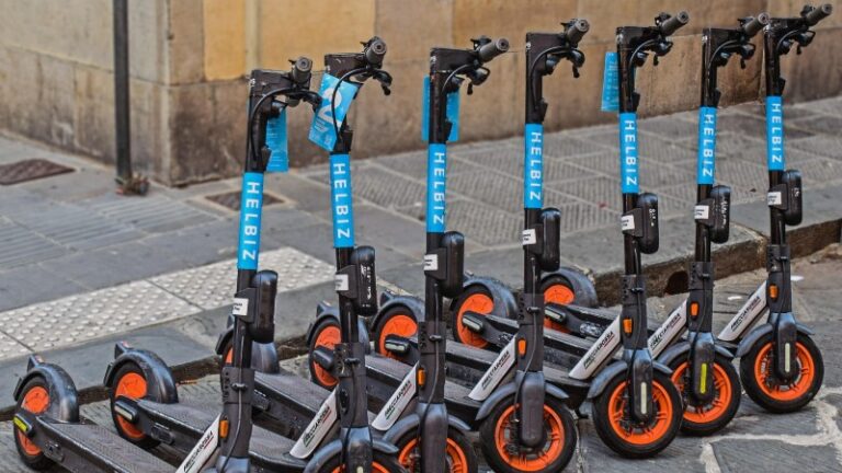 Agencija upozorava: Električne trotinete ne sme voziti osoba mlađa od 14 godina