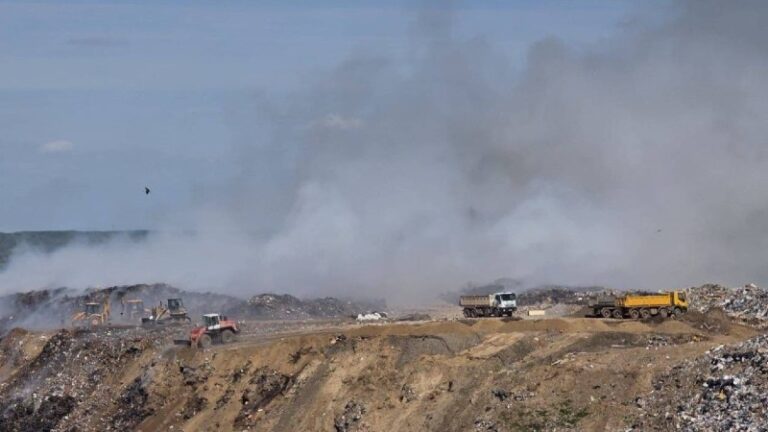 Požar na deponiji u Smederevu lokalizovan, nadležni u pripravnosti