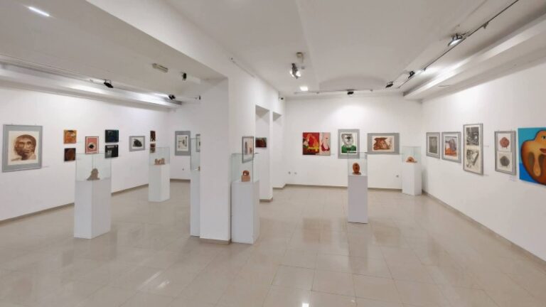 Izložba slika, grafika i skulptura u galeriji