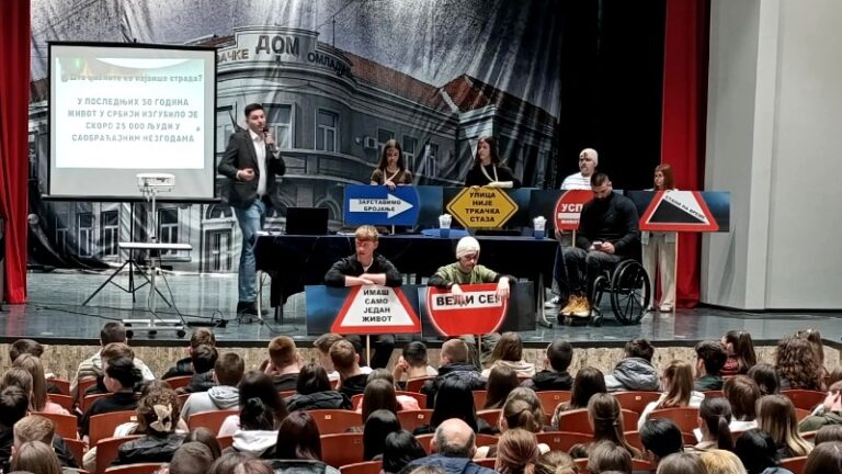 U Požarevcu održana tribina „Na maturu bez automobila“