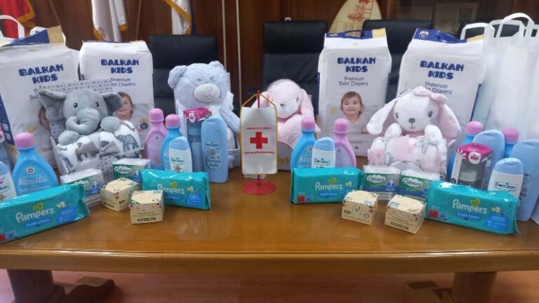 Uručeni pokloni za bebe rođene u nedelji Crvenog krsta