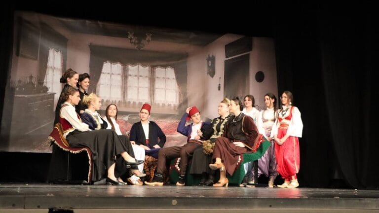 Učenici škole „Mladost“ premijerno odigrali „Zonu Zamfirovu“