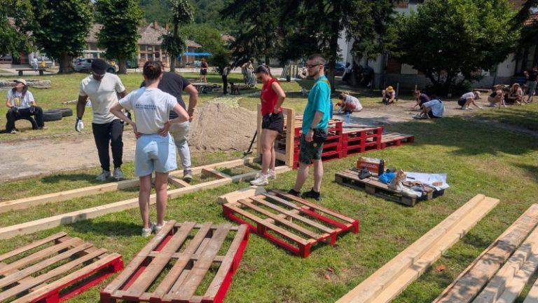 Uređen prostor ispred doma kulture u okviru studentskog kampa