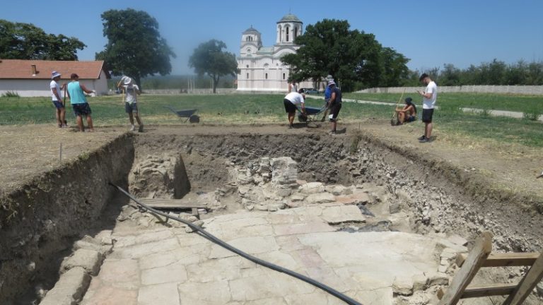 Arheolozi nastavljaju istraživanja monumentalnog kamenog objekta u Starom Kostolcu