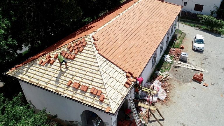 U toku rekonstrukcija krova na osnovnoj školi u Vezičevu