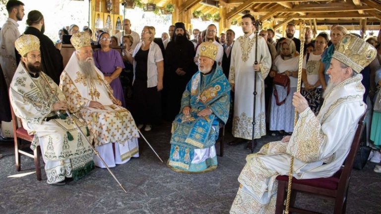 Mitropoliti Joanikije, Atanasije, Ignatije i brojno sveštenstvo u Tumanu